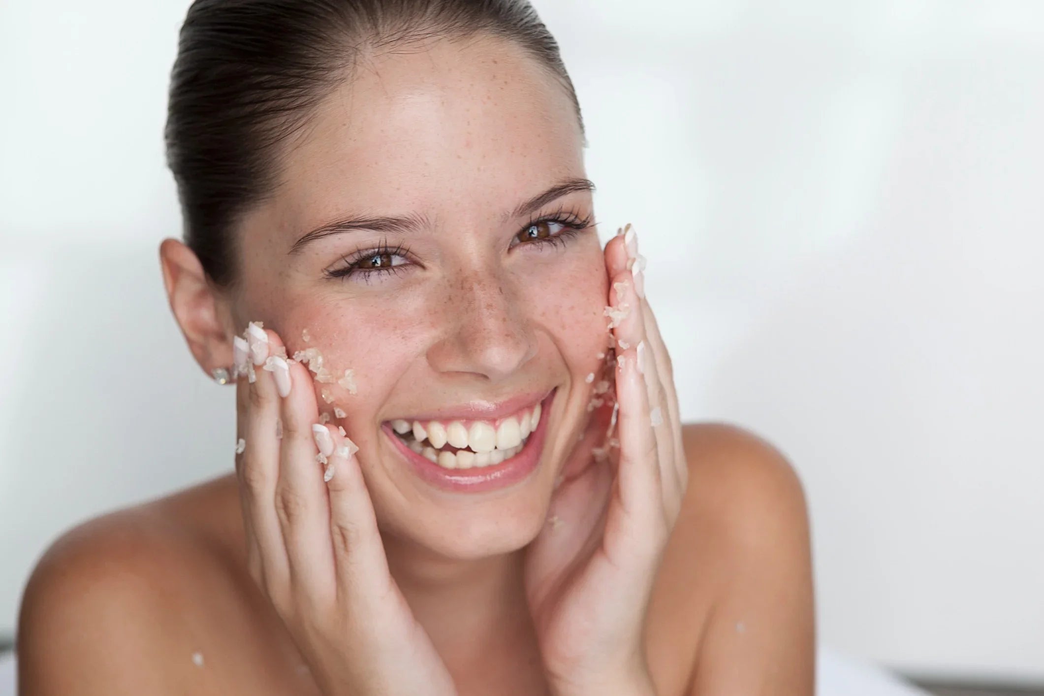 Gommage au curcuma visage : exfolier en douceur pour un teint net